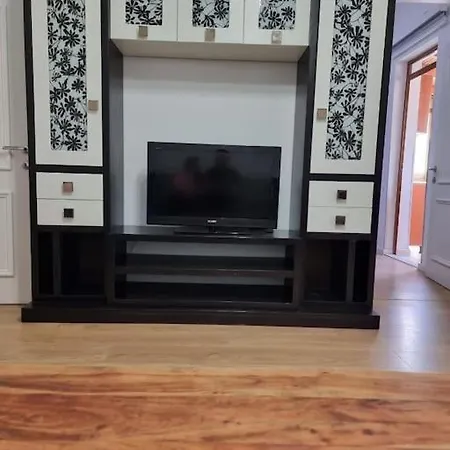 Zyli Apts, By Bunker Art 2 Museum, * 티라나