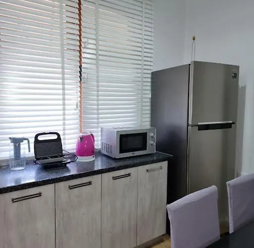 Zyli Apts, By Bunker Art 2 Museum, * 地拉那